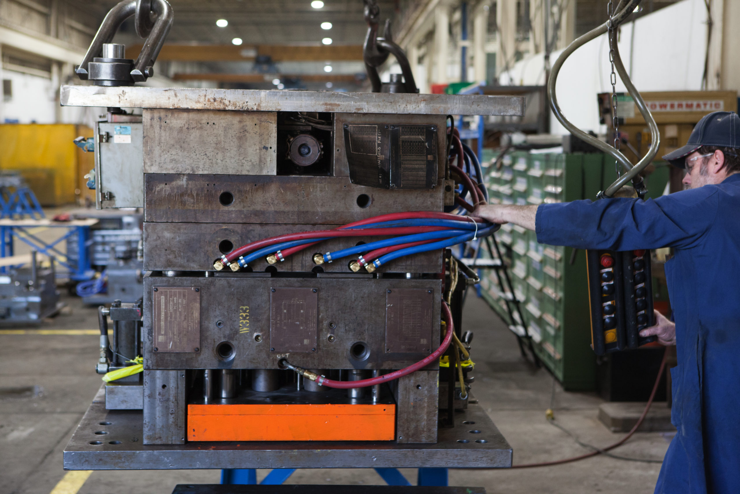 18-REEDCITY-0050 Photography - Plant 2257 Area 7 Moving Large Mold in Hand Finishing Bay
